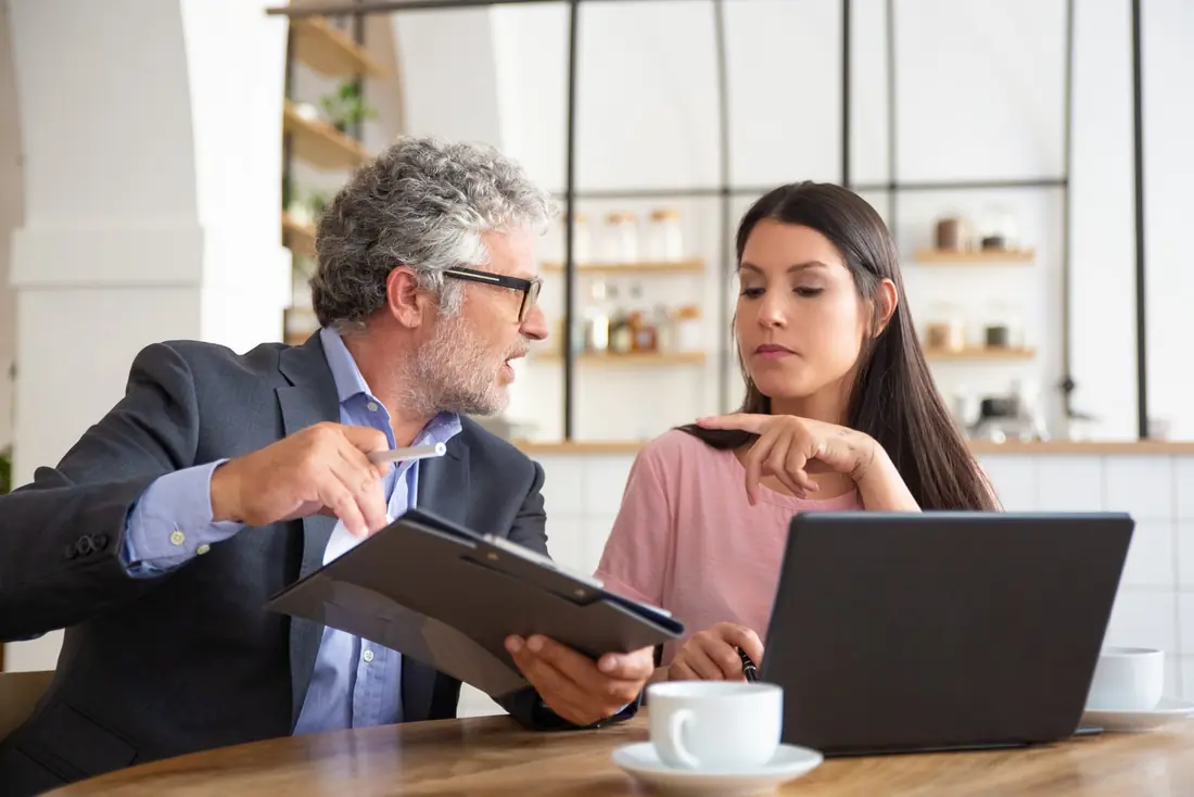 Consultor da Elleva atendendo empresário