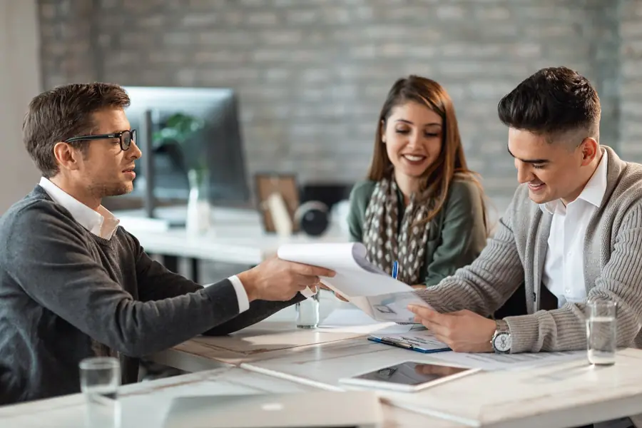 Consultor em reunião com empresários